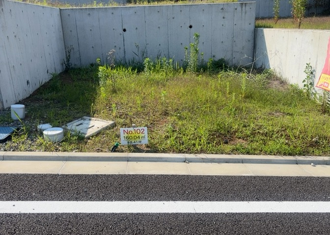 土地購入を検討されている場合、境界杭がない状態で購入してしまうと境界確定測量をする必要があり、費用がかかります。購入の前に、売主、隣土地所有者立ち合いのもと境界を確定し境界杭を設置するのがベストです。