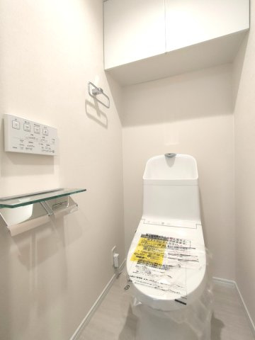 【トイレ】　洗浄機能付きトイレ。上部には収納付で、トイレットペーパー等、買い置きもしやすそうです。