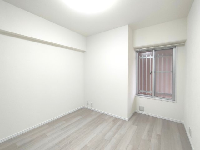 【洋室約4.5帖】　落ち着いた雰囲気の洋室で、一日の終わりに心地よい眠りにつける寝室です。
