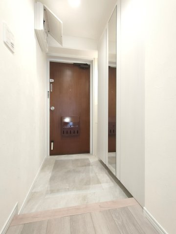 【玄関】　明るく開放的な玄関は、住まいの第一印象をより心地よく演出してくれます。