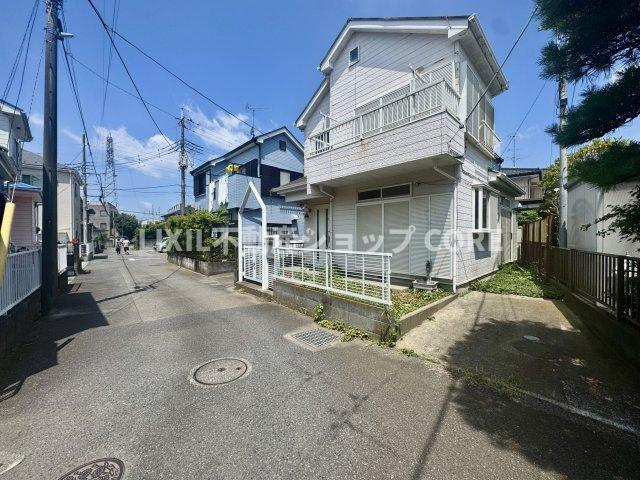 前面道路は閑静な住宅地をはしる車通りの少ない道路。お車の出し入れが苦手なママや小さなお子様にも安心　