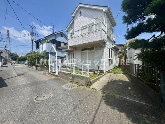 周辺環境とのコラボレーションにより明るく開放的な空間を演出。　
