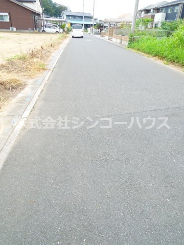 北西側幅員約6メートルの道路に接道。　
