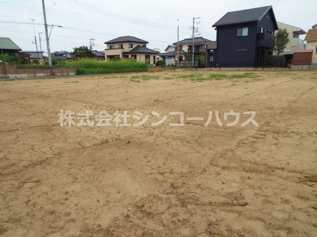 スーパーやドラッグストア等も近くにあり生活環境も充実のエリア。