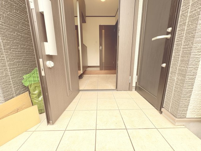 奥まった設計の玄関は外からの視線を程よく遮りプライバシー性にも配慮。雨の日でも濡れにくく、安心して出入りが可能です。アプローチにはゆとりがあり、来客時にも対応しやすい設計。