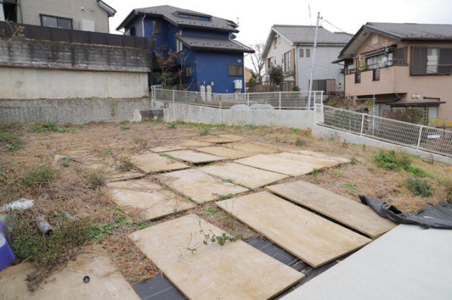 土地の形が極端に長細かったり、狭小地、あるいは道路との高低差がある傾斜地だった場合、後々売ろうとしても買い手がつかない場合もあります。後々、売却することになった時に価値の下がらない土地を選びましょう。