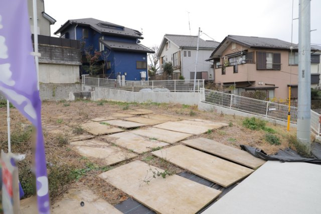 土地の面積＝住宅面積ではありません。建ぺい率の問題などで、土地のある場所によって住宅を建てられる面積は限られています。高さもしかり、「土地」という言葉の中には、建築条件も含まれると考えておきましょう。