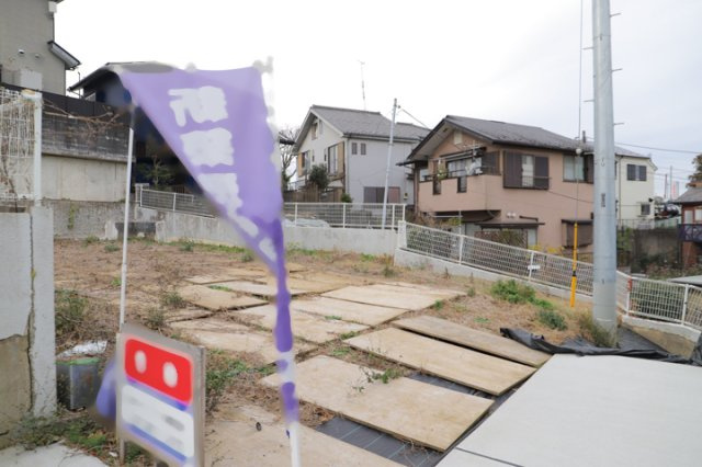 家を建てる場合、方位は要チェックです。現実的に日当たりのよい家ならばリビングは南側、建築基準法でも北側に当たる家への配慮は求められています。土地を見学に行く際は、方位磁針を持って行くようにしましょう。