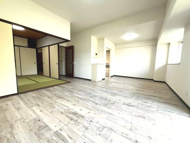 家族の声が重なるたび、部屋がぬくもりで満ちていく。“ただいま”から“おやすみ”まで、心がつながるリビングです