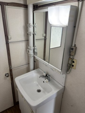 ・身支度に便利な鏡付き洗面台です