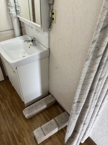 ・洗面台横に洗濯機置場が設けられており、身支度を整えながら洗濯機が操作できます。