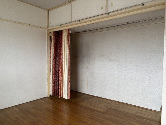 ・洋室の収納スペース　上部にも収納があり、思い出の品を大切に保管することができます