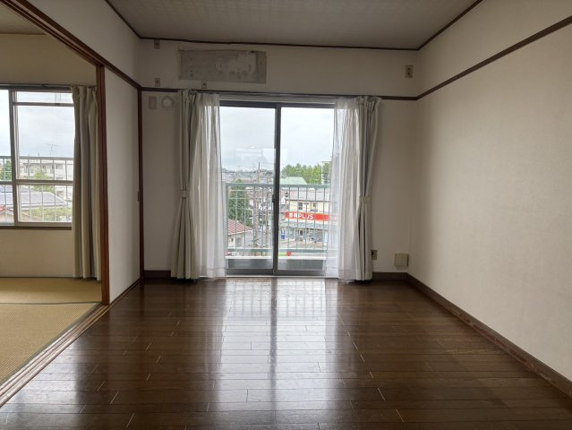 ・陽当り良好な南向きの居間