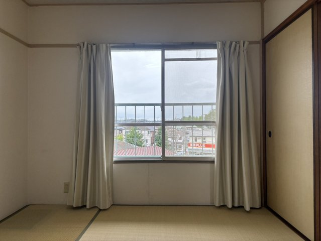 ・居間の隣室の和室6帖です　南に窓があり陽当り良好です