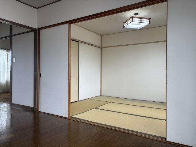 ・居間の隣室の和室6帖です　和室があることで落ち着きと癒しの空間が生まれます