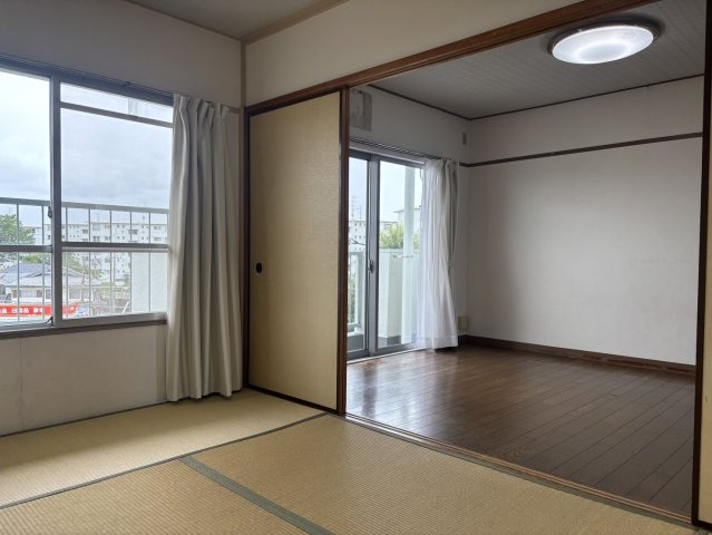・隣の和室と仕切られた引戸を引き込むことで居間と一体の広々空間として利用可能な間取となっております