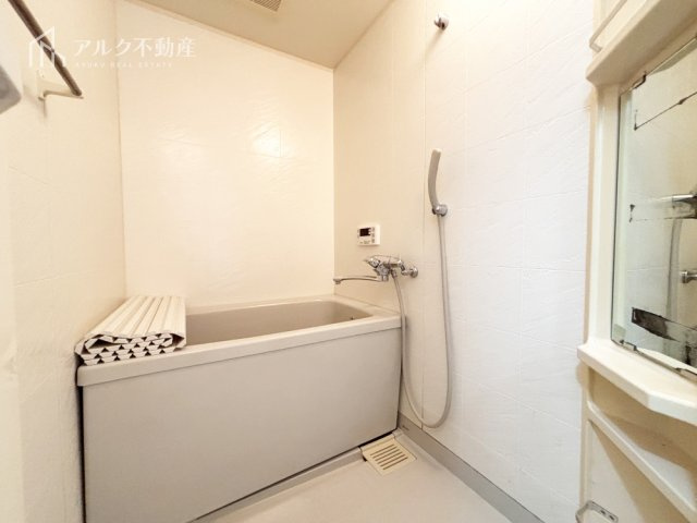 シンプルなバスルームです