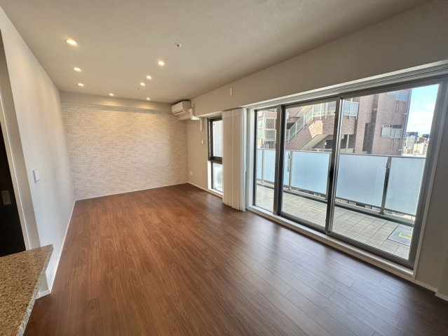 14帖の広々したリビングとなっております！エコカラットがとてもおしゃれな空間にしてくれています！