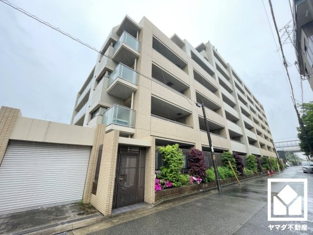 「ファミリーマート東園田町六丁目店」まで徒歩5分、「ウエルシア尼崎東園田店」まで徒歩9分、「KOHYO鮮度館園田店」まで徒歩11分など、お買い物施設が徒歩圏内に複数あり便利な住環境です。