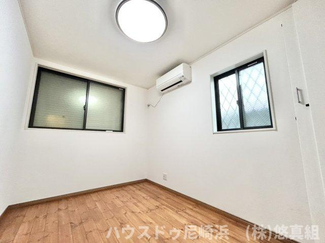 ■1階洋室　5.1帖　二面採光で明るい室内♪クローゼット収納もございます！