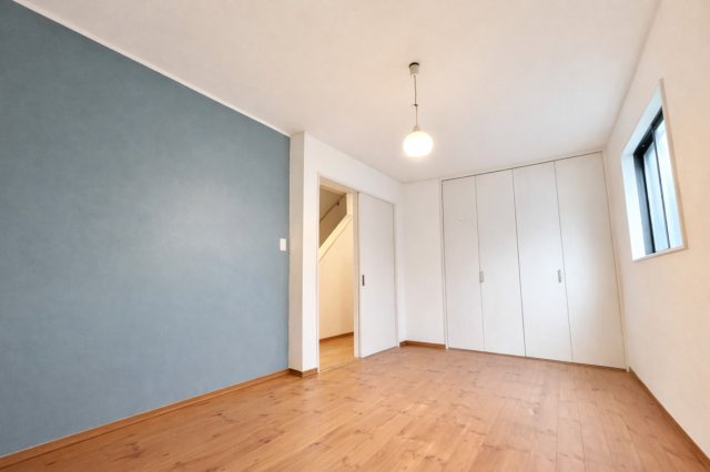 ■1階洋室　7帖　アクセントクロスが目を惹くお部屋。二面採光で明るく、クローゼット収納もございます！