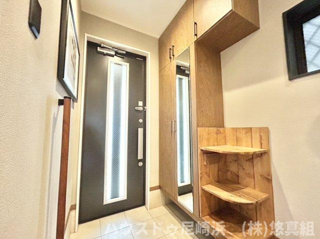 ■大容量のシューズボックス完備で来客時も安心です。姿見付きでお出掛け前に身だしなみをチェックできます！靴をすっきりと収納でき、いつでも玄関が清潔に♪