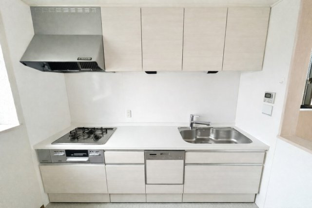 ■家事ラクを叶える食洗機付きシステムキッチン♪キッチンにも床暖付き！三口コンロとグリルでの同時調理で時短＆効率アップ♪