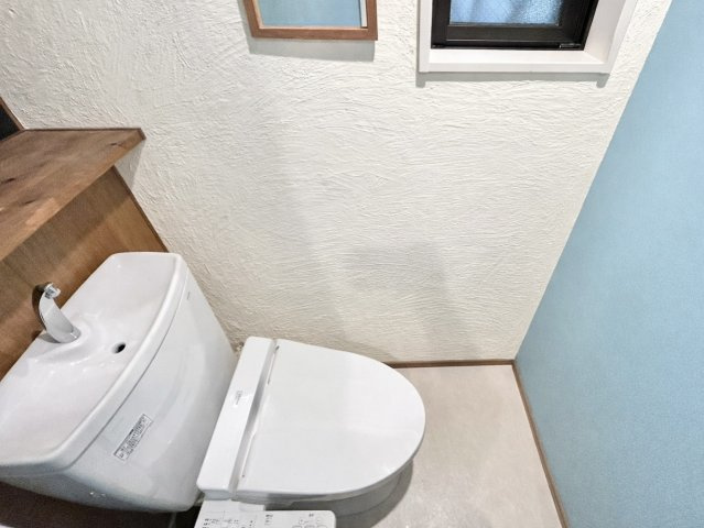 ■1階トイレ　温水洗浄便座で、冬でも暖かい便座で冷え知らず！洗浄機能で衛生的♪