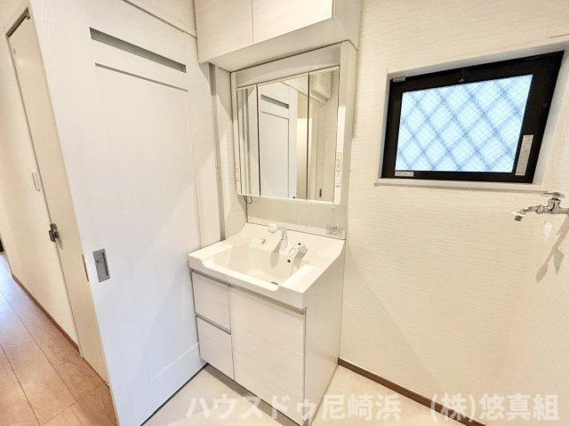 ■1階洗面所（2階にもございます）毎日の身支度を落ち着いて行え、収納も兼ね備えた独立洗面台♪三面鏡裏や洗面台下にも収納たっぷり！