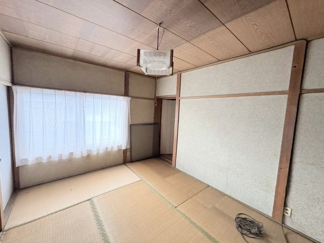 落ち着いた雰囲気の和室は、客間や寝室として使いやすい空間。畳のクッション性により、小さなお子様やご高齢の方にも安心です。畳の温もりを感じられる住空間です。複数の和室を便利に利用可能です。