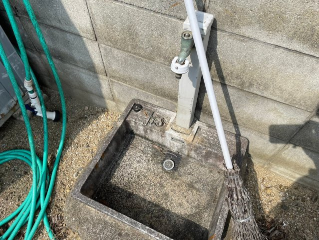 屋外水栓がついており、庭の草木の水やりや車の水洗い、掃除などに利用できます。使いやすい高さに蛇口が取り付けられているので、子供から大人まで誰でも簡単に使うことができます。