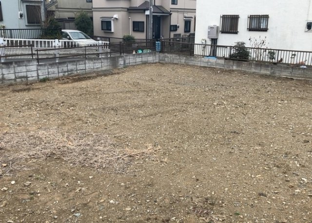 土地の形が極端に長細かったり、狭小地、あるいは道路との高低差がある傾斜地だった場合、後々売ろうとしても買い手がつかない場合もあります。後々、売却することになった時に価値の下がらない土地を選びましょう。