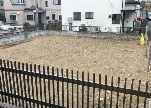 土地の面積＝住宅面積ではありません。建ぺい率の問題などで、土地のある場所によって住宅を建てられる面積は限られています。高さもしかり、「土地」という言葉の中には、建築条件も含まれると考えておきましょう。