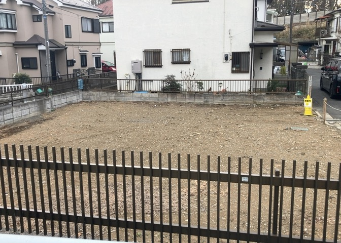 家を建てる場合、方位は要チェックです。現実的に日当たりのよい家ならばリビングは南側、建築基準法でも北側に当たる家への配慮は求められています。土地を見学に行く際は、方位磁針を持って行くようにしましょう。