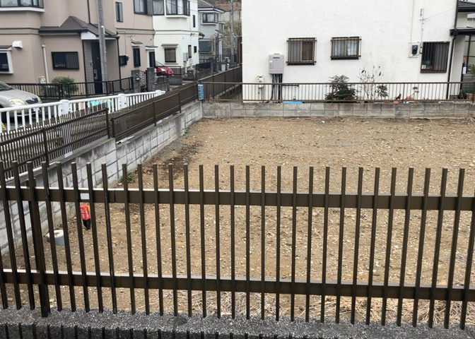 土地を買う際、住む地域の自治体や福祉の補助制度にも注目してみましょう。子供や老人の医療補助やゴミ出しのルールなど、自治体によってルールに大きな違いがあるため、暮らしやすい土地で判断するとよいでしょう。