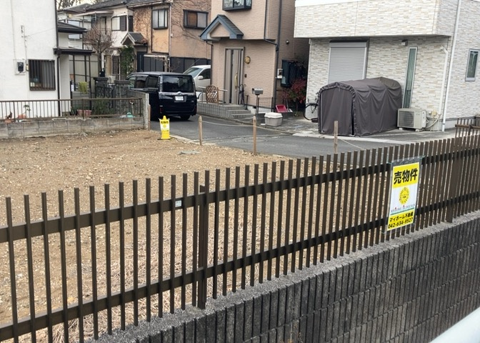 土地の前の道路に消火栓が設置されていることがあります。この場合、道路交通法第45条第1項により、駐車禁止の場所が指定されています。そのため、車庫などの駐車スペースをつくることができない場合があります。