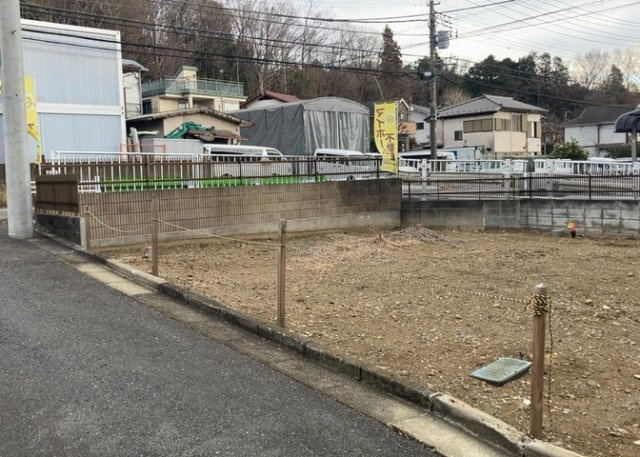 現地に行くなら、物件の周囲の地形がどうなっているかを見ることも大切です。周辺より低くなっている土地では、大雨などで水が集まりやすいため、地盤が弱くなっているということも考えられるため、注意が必要です。
