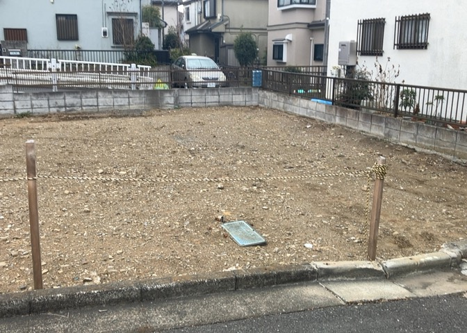 土地購入を検討されている場合、境界杭がない状態で購入してしまうと境界確定測量をする必要があり、費用がかかります。購入の前に、売主、隣土地所有者立ち合いのもと境界を確定し境界杭を設置するのがベストです。