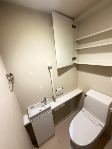 トイレットペーパーのストックや掃除用具など、生活感が出やすいものが隠れるので　おしゃれな空間を演出できます。
