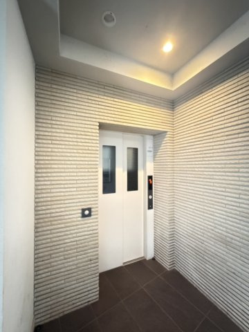 センサーに鍵をタッチする自動で、居住階に止まります。　鍵を持たない方の侵入を防ぎます。