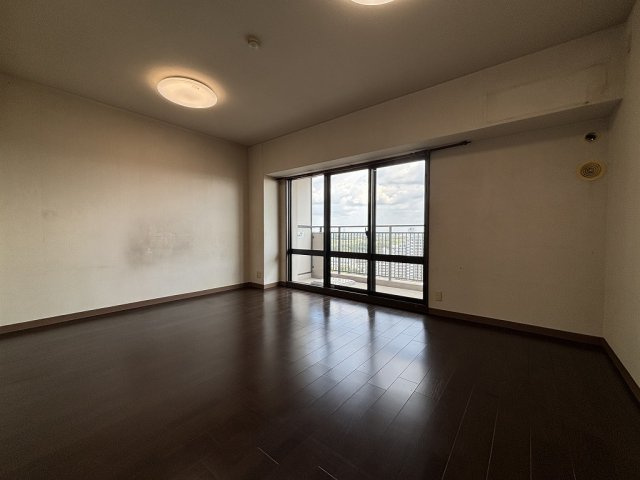 明るい陽射しが入るリビングです！