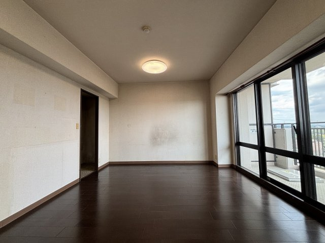 明るい陽射しが入るリビングです！