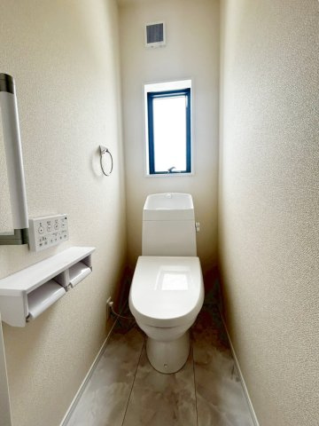 トイレは1・2階にあり、温水洗浄便座付きで年中快適にご使用いただけます。