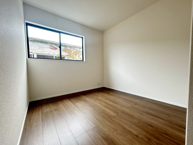 子ども部屋に好適なお部屋。内装が明るい色なのでお好みのお部屋にできます。