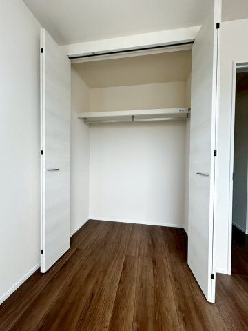 扉付きで生活感を出さずに収納可能です。