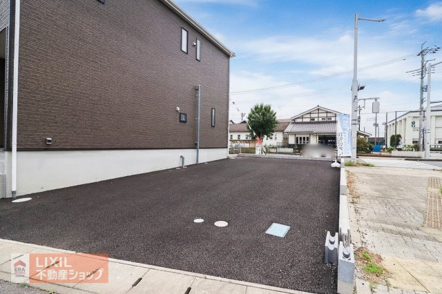 【駐車場／現地完成写真】駐車スペースは、並列2台　駐車可能。アスファルト仕上げで愛車に配慮。