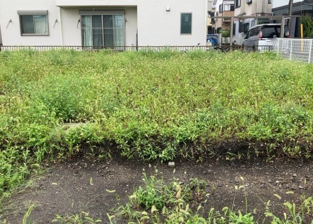 土地の前の道路に消火栓が設置されていることがあります。この場合、道路交通法第45条第1項により、駐車禁止の場所が指定されています。そのため、車庫などの駐車スペースをつくることができない場合があります。