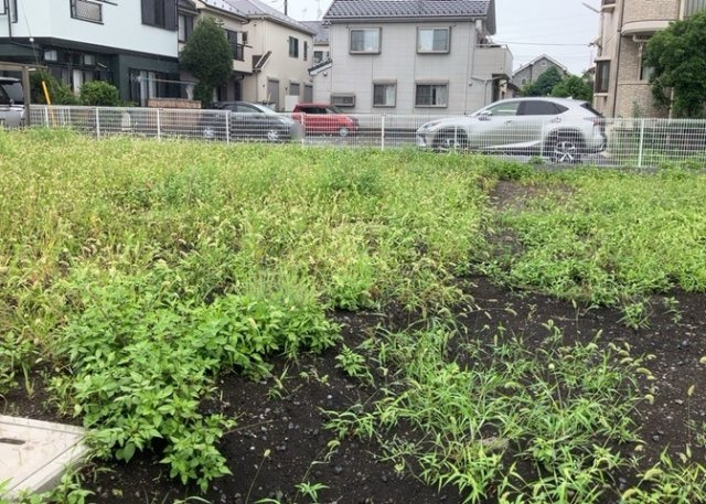 土地購入を検討されている場合、境界杭がない状態で購入してしまうと境界確定測量をする必要があり、費用がかかります。購入の前に、売主、隣土地所有者立ち合いのもと境界を確定し境界杭を設置するのがベストです。