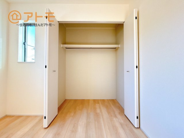 ハンガーパイプ付きのクローゼットは季節ものなどを収納することができて便利です♪
