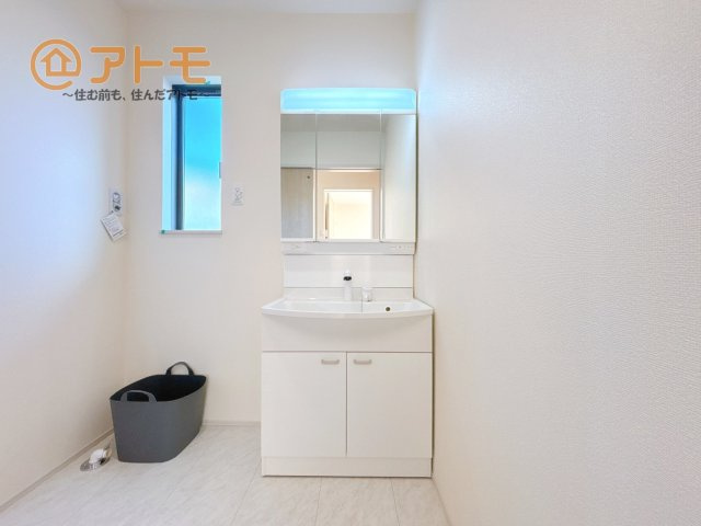 洗面所って朝に混み合いませんか？広々とした脱衣所、3面鏡の独立洗面台で朝の時間を少しお手伝い♪